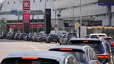 Samochody stoją w kolejce na stacji benzynowej Lukoil w Moskwie, 30 czerwca 2026 r.