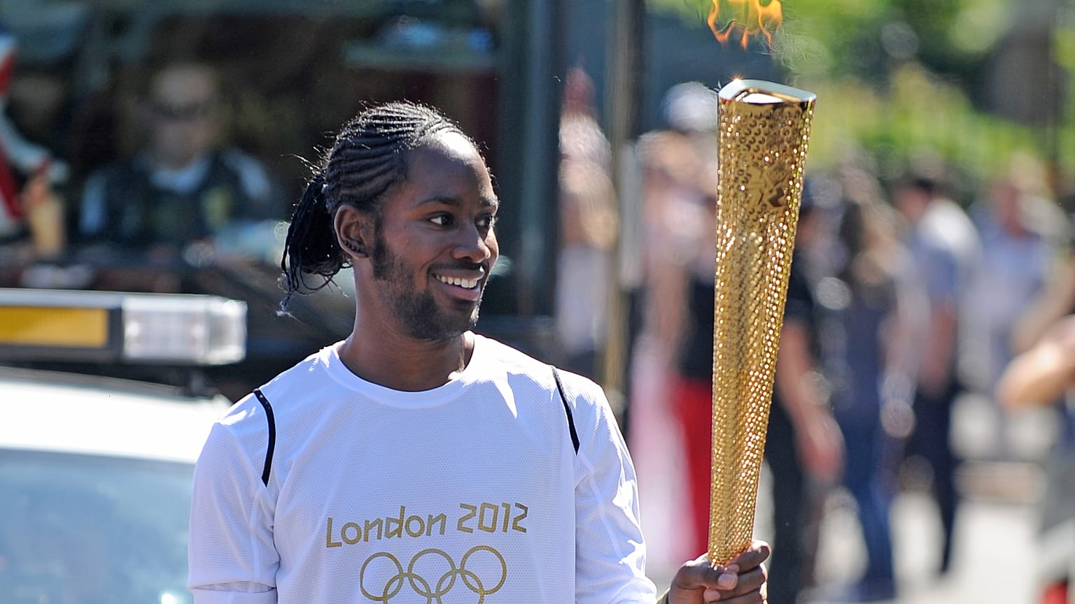 Arday transportando a tocha olímpica em 2012, em Londres
