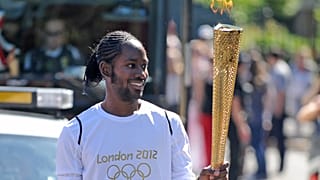 Arday transportando a tocha olímpica em 2012, em Londres