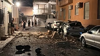 Así quedaron varios vehículos tras los desprendimientos de fachada por el terremoto de Granada, 15 de agosto de 2026