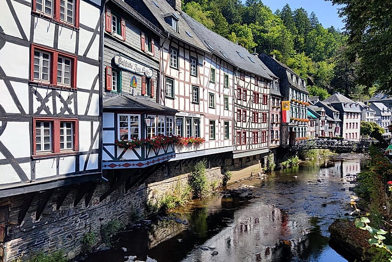 Monschau w Eifel, z licznymi domami z muru pruskiego, jest popularnym celem turystycznym.