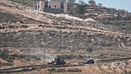 مركبات تابعة للجيش الإسرائيلي تعمل بالقرب من منازل فلسطينية يحاصرها مستوطنون إسرائيليون في قرية قصرة المحتلة بالضفة الغربية جنوب نابلس