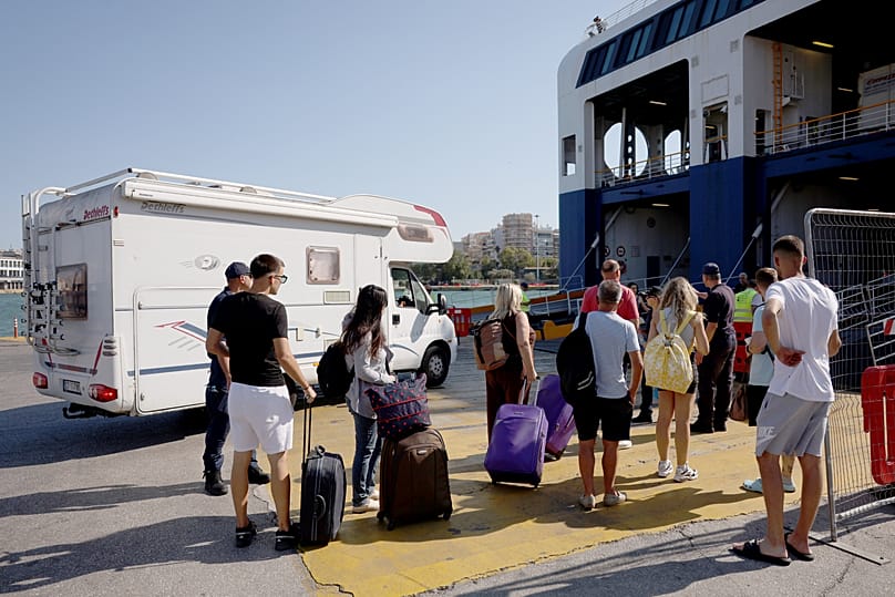 Ταξιδιώτες επιβιβάζονται στα πλοία που αναχωρούν από το λιμάνι του Πειραιά, για τα νησιά του Αιγαίου, για τις καλοκαιρινές τους διακοπές, Παρασκευή 14 Αυγούστου 2026