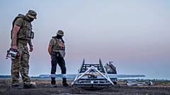 Ukraińscy żołnierze przygotowują drona uderzeniowego Chaklun do głębokich ataków na rosyjskie pozycje na Krymie, w nieujawnionej lokalizacji na Ukrainie.