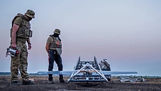 Militares ucranianos preparan el dron de ataque "Chaklun", usado en ataques de largo alcance contra posiciones rusas en Crimea, en un lugar no revelado de Ucrania.