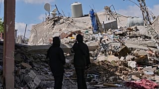 سيدتان تقفان على أنقاض منزلهما الذي دمّرته غارة إسرائيلية في بلدة دير قانون النهر، جنوب لبنان. يوم الاثنين 15 حزيران/يونيو 2026.