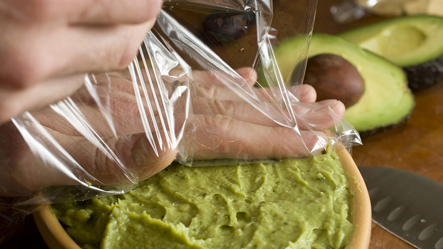 Imagen de archivo, guacamole con aguacates