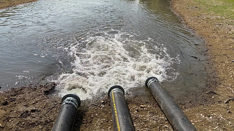 In einige Altwasserbereiche der Donau mit besonders niedrigem Wasserstand wurde frisches Wasser gepumpt.