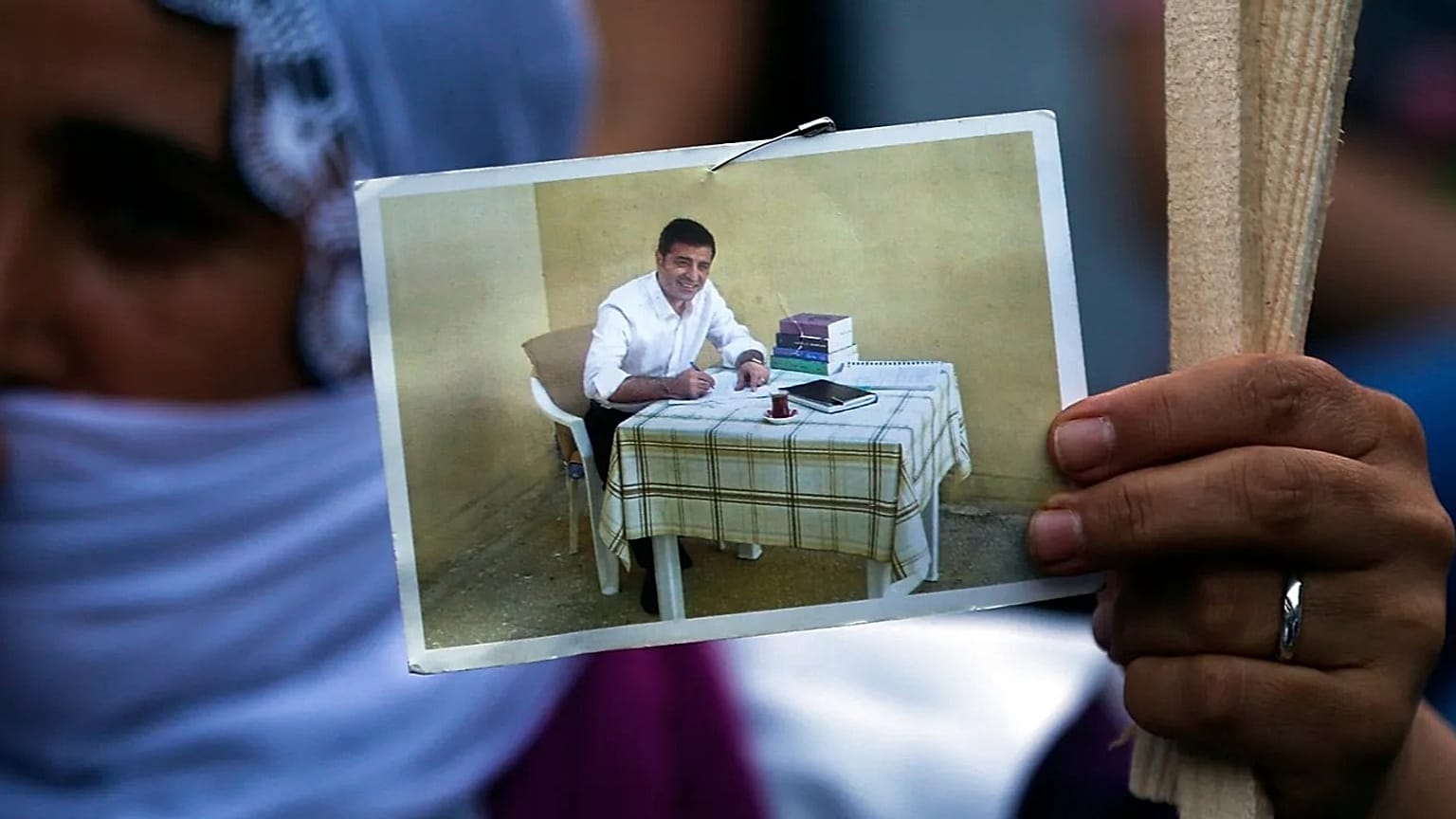 ARŞİV: Bir HDP destekçisi, İstanbul’daki mitingde cezaevindeki Selahattin Demirtaş’ın fotoğrafını taşıyor, 18 Haziran 2020.