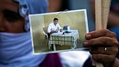 ARŞİV: Bir HDP destekçisi, İstanbul’daki mitingde cezaevindeki Selahattin Demirtaş’ın fotoğrafını taşıyor, 18 Haziran 2020.