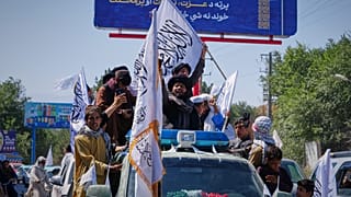  أنصار الحكومة الأفغانية يلوّحون بأعلام طالبان داخل العاصمة كابول، السبت 15 أغسطس/آب 2026، احتفالاً بالذكرى الخامسة لانسحاب القوات الأميركية وعودة الحركة إلى الحكم.