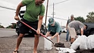 La gente prepara sacchi di sabbia in vista della tempesta in arrivo alle Hawaii