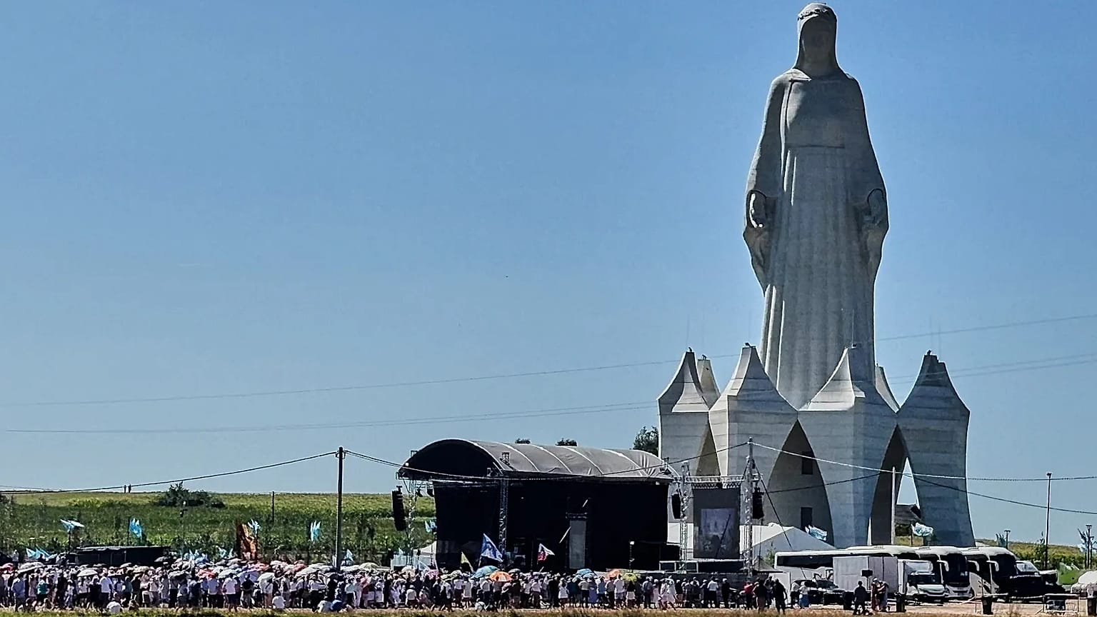 Personas se congregan junto a una enorme figura de la Virgen María, considerada la más alta de Europa, durante su inauguración en Konotopie, Polonia, el 15 de agosto de 2026.