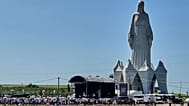 Personas se congregan junto a una enorme figura de la Virgen María, considerada la más alta de Europa, durante su inauguración en Konotopie, Polonia, el 15 de agosto de 2026.