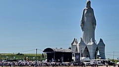 Ludzie gromadzą się przy ogromnej figurze Matki Bożej, uważanej za najwyższą w Europie, podczas jej uroczystego otwarcia w miejscowości Konotopie w Polsce, 15 sierpnia 2026 r.