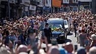 I fan della cantante Bonnie Tyler fiancheggiano le strade mentre la sua bara viene trasportata in un carro funebre, a Mumbles, nel Galles