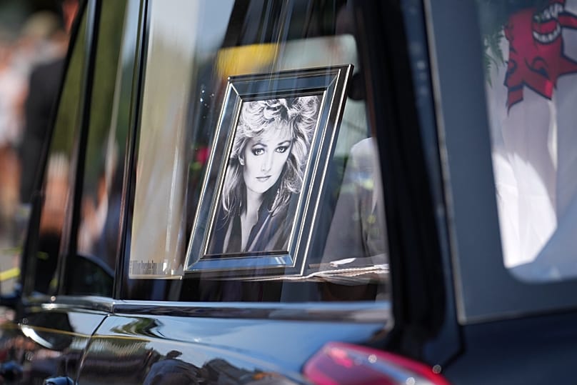 Il carro funebre con la foto della cantante