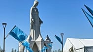 Πιστοί περπατούν μέσα σε γιγαντιαίο άγαλμα της Παναγίας, που θεωρείται το ψηλότερο στην Ευρώπη, κατά τα εγκαίνια στο χωριό Κονότοπιε, Πολωνία
