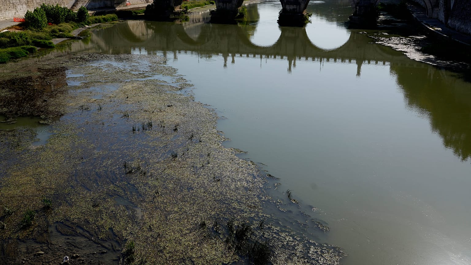 Immagine del Tevere ai minimi durante i giorni di gran caldo