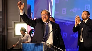  النائب الإسرائيلي اليميني المتطرف ورئيس حزب "القوة اليهودية"، إيتامار بن جفير، يشير بعد نتائج استطلاعات الرأي الأولى للانتخابات البرلمانية الإسرائيلية في مقر حزبه في القدس.