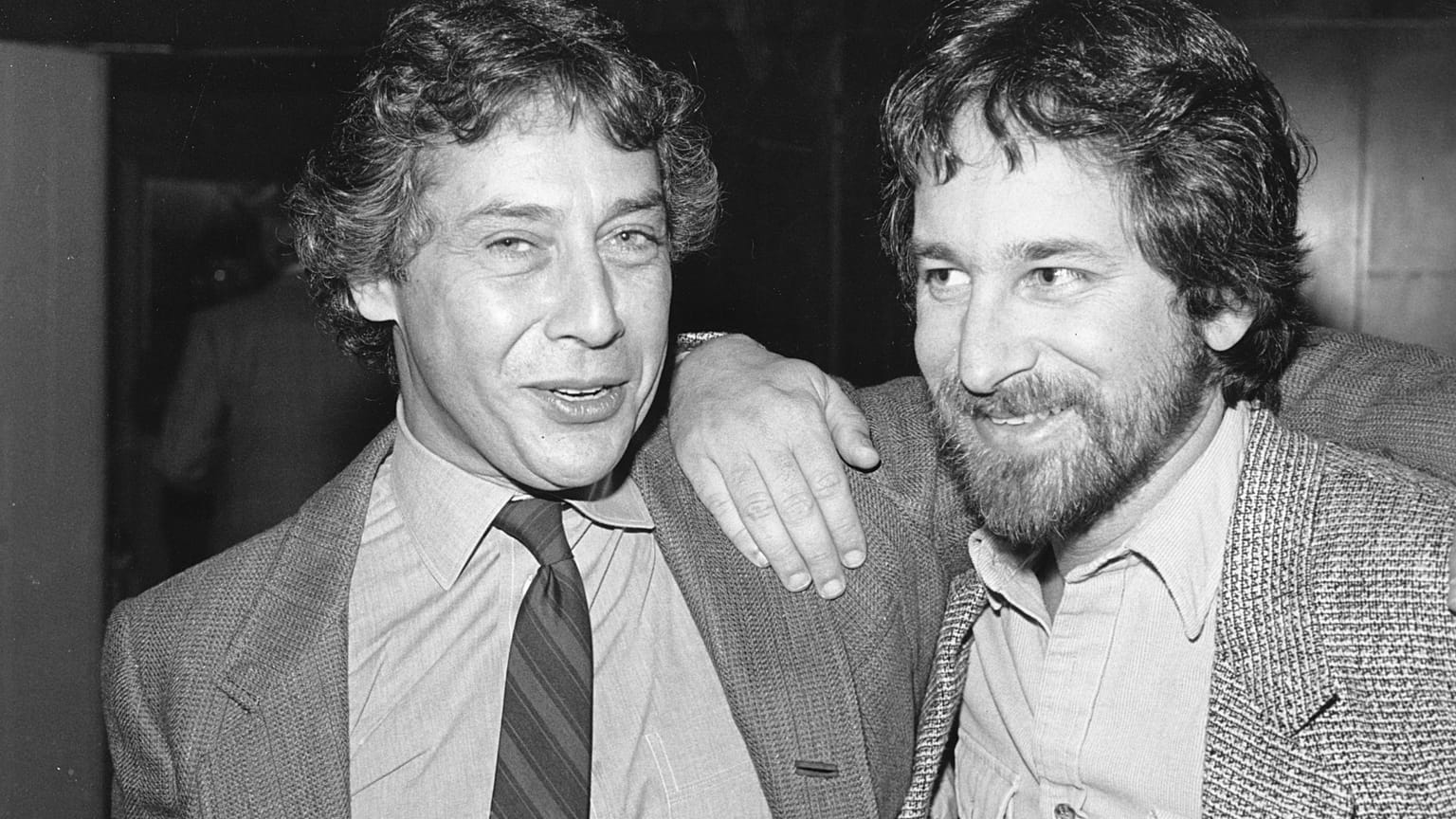 I registi Mark Rydell, a sinistra, e Steven Spielberg vengono visti insieme durante una pausa al pranzo dei candidati del 1981 ospitato dall'Academy of Motion Picture Arts 