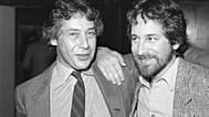 I registi Mark Rydell, a sinistra, e Steven Spielberg vengono visti insieme durante una pausa al pranzo dei candidati del 1981 ospitato dall'Academy of Motion Picture Arts 