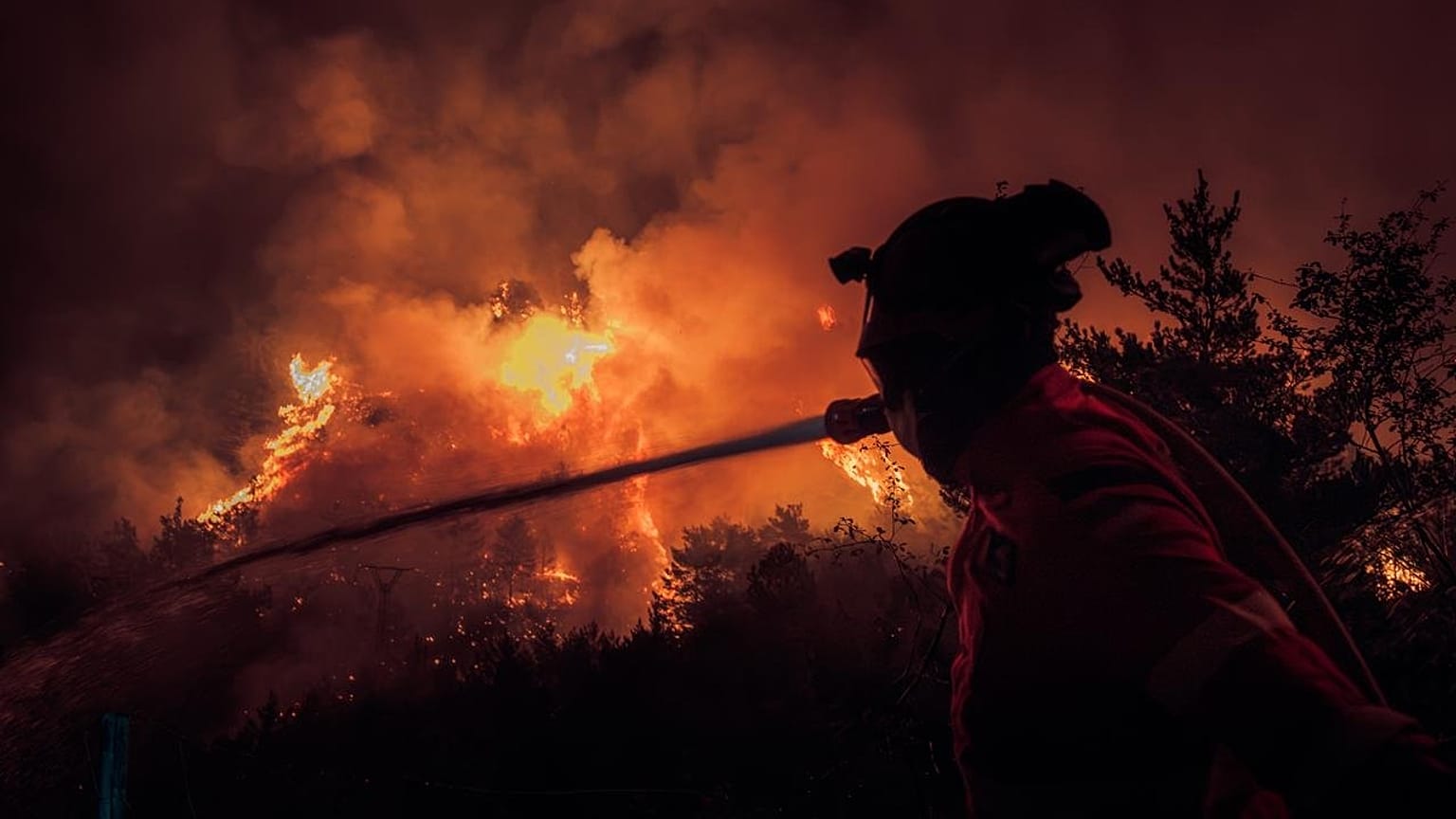 La UME luchando con las llamas en el incendio de Huesca, 15 de agosto de 2026.