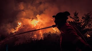 La UME luchando con las llamas en el incendio de Huesca, 15 de agosto de 2026.