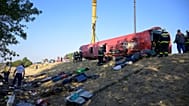 Służby ratunkowe pracują na miejscu po tym, jak autokar z polskimi pielgrzymami wypadł z drogi i przewrócił się do rowu na Węgrzech, 16 sierpnia 2026 r.