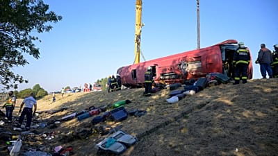 I soccorsi sono al lavoro sul posto dopo che un autobus con pellegrini polacchi è uscito di strada e si è ribaltato in un fossato in Ungheria, il 16 agosto 2026.
