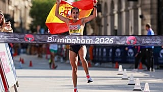 La española María Pérez, cruzando la meta que le daba el bronce con la bandera española