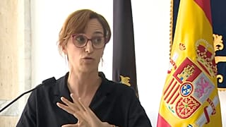 Mónica García compareciendo tras la reunión con Juan Vivas, 16 de agosto de 2026