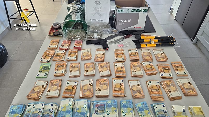 Oltre al gas esilarante, la Guardia Civil ha sequestrato quanto si vede
