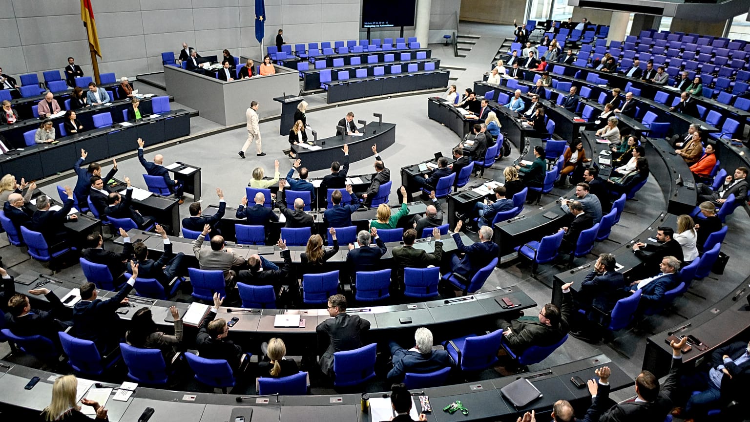 Abgeordnete stimmen während der 164. Sitzung des Bundestages, der unteren Kammer des Parlaments, am Freitag, den 12. April 2024, in Berlin, Deutschland, ab.