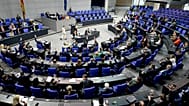 Abgeordnete stimmen während der 164. Sitzung des Bundestages, der unteren Kammer des Parlaments, am Freitag, den 12. April 2024, in Berlin, Deutschland, ab.