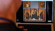 Eine Journalistin stöbert am Sonntag, 16. August 2026, in Rom auf der Website des Messina-Museums, die ein Werk von Antonello da Messina zeigt.