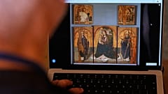 Dziennikarz w niedzielę 16 sierpnia 2026 r. w Rzymie przegląda stronę muzeum w Mesynie ze zdjęciem dzieła wczesnorenesansowego malarza Antonella da Messiny.