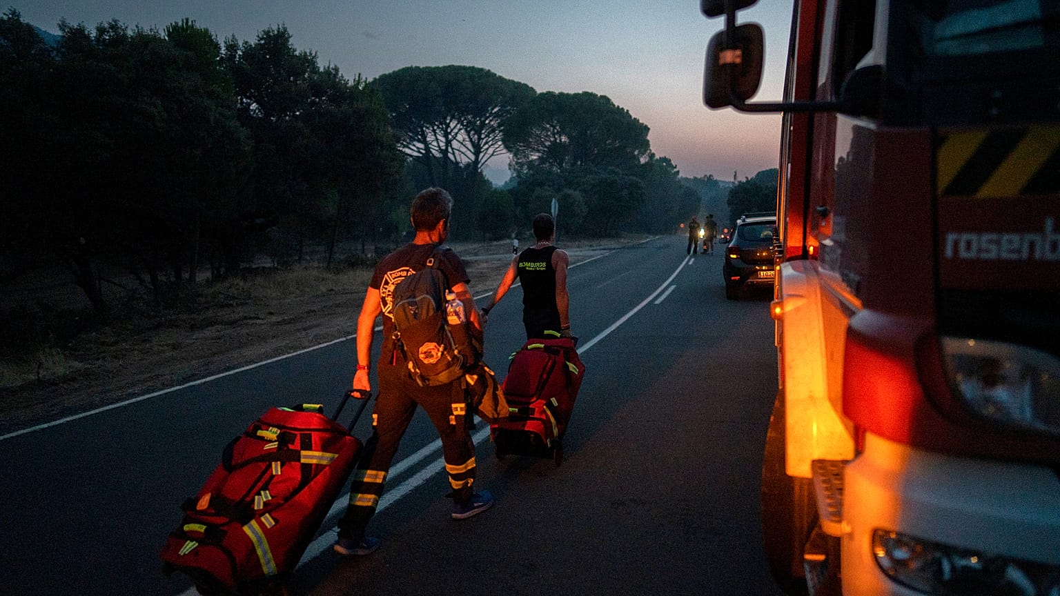 Unos bomberos llegan a uno de los incendios que asola España