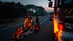 Unos bomberos llegan a uno de los incendios que asola España