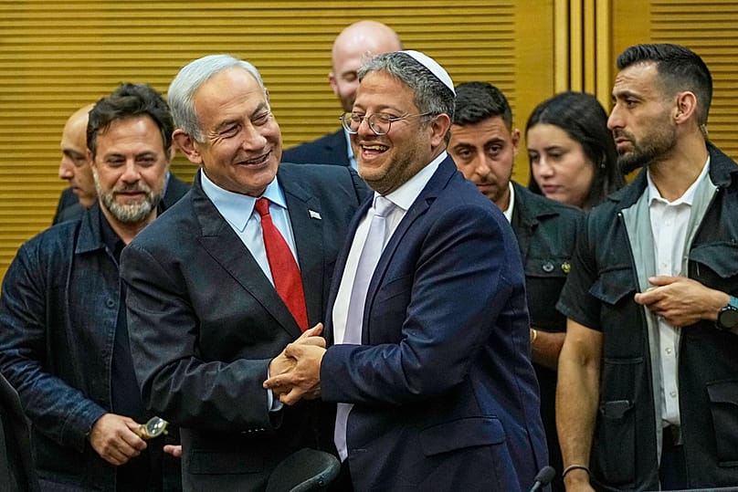 FOT. ARCHIWALNE – premier Izraela Benjamin Netanjahu i minister bezpieczeństwa narodowego Itamar Ben-Gvir uśmiechają się w Knesecie, izraelskim parlamencie w Jerozolimie, 23 maja 2023 r.