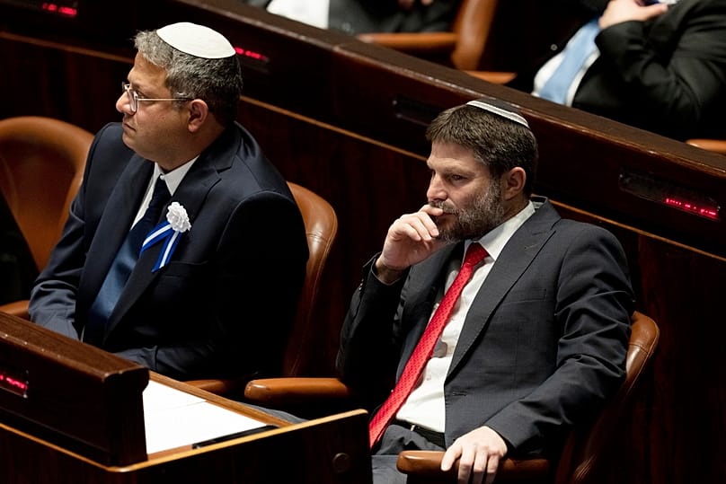 FOT. ARCHIWALNE – skrajnie prawicowi izraelscy parlamentarzyści Itamar Ben-Gvir i Becalel Smotricz uczestniczą w ceremonii zaprzysiężenia parlamentu Izraela w Knesecie w Jerozolimie, 15 listopada 2022 r.