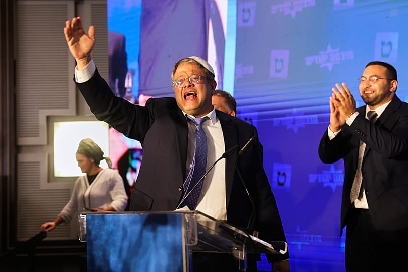 FOT. ARCHIWALNE – izraelski skrajnie prawicowy deputowany Itamar Ben-Gvir gestykuluje po ogłoszeniu wyników sondaży exit poll w siedzibie jego partii w Jerozolimie, 2 listopada 2022 r.