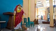 Una estatua rota de Jesucristo dentro de una iglesia dañada por el terremoto en Reo, provincia de Nusa Tenggara Oriental, Indonesia, el lunes 17 de agosto de 2026