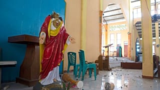 Una estatua rota de Jesucristo dentro de una iglesia dañada por el terremoto en Reo, provincia de Nusa Tenggara Oriental, Indonesia, el lunes 17 de agosto de 2026