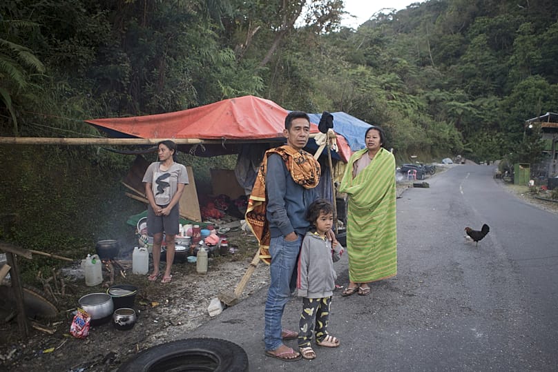Des habitants se réfugient dans une tente de fortune, craignant des répliques, après un séisme survenu à Reo, dans la province de Nusa Tenggara oriental, en Indonésie