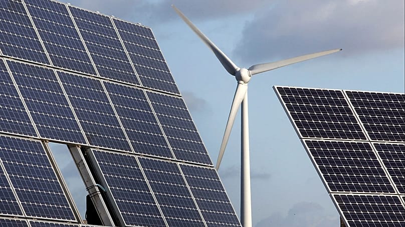 Solarpanels und ein Windrad in Feldheim. Künftig soll die Stromautobahn SuedLink erneuerbare Energien besser verteilen.