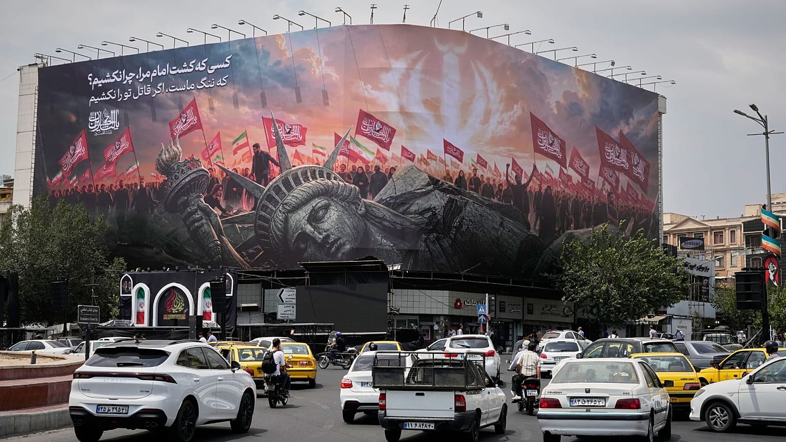 بیلبورد میدان انقلاب تهران