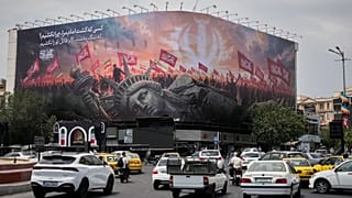 بیلبورد میدان انقلاب تهران
