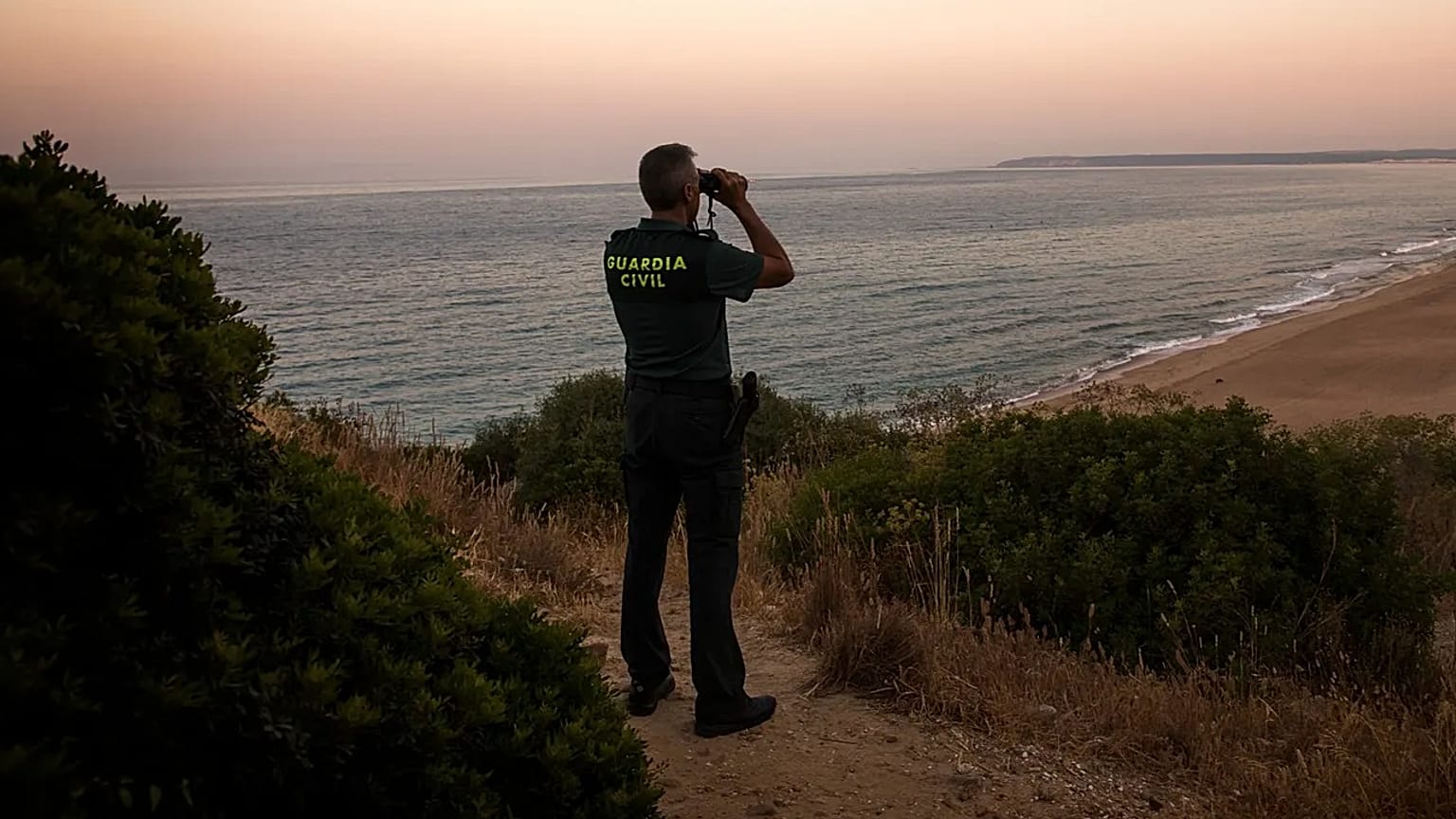 Imagen de archivo de un agente de la Guardia Civil en 2018 en el sur de España. 