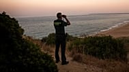 Imagen de archivo de un agente de la Guardia Civil en 2018 en el sur de España. 